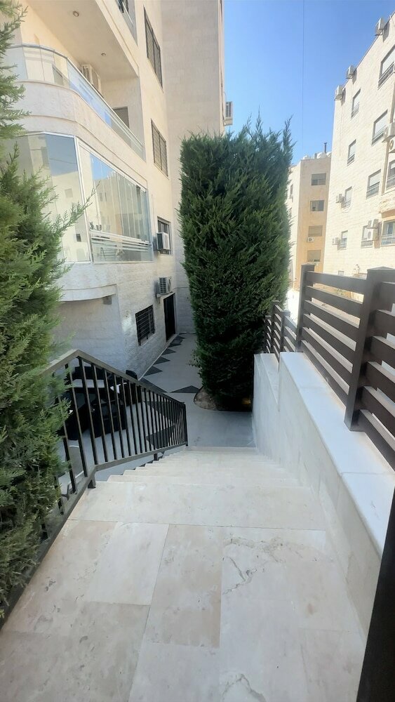 Short-term housing rental 3bedroom Apartment At Khelda, Amman, photo