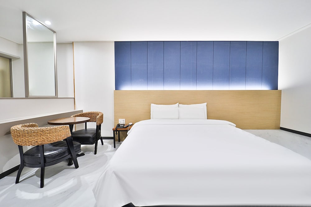 Фото Calm Rest Hotel