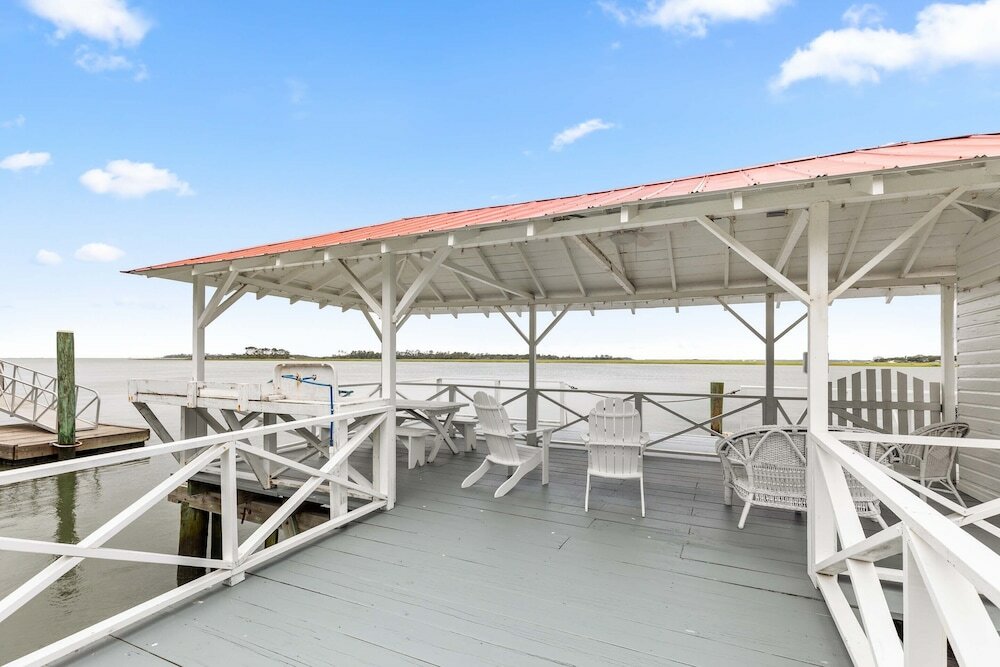 Фото 1401 Chatham Ave