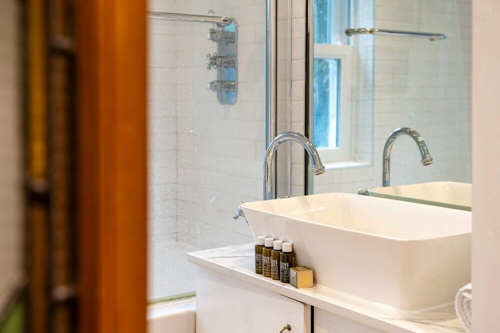 Фото Beautiful Two Bed Abode In South West London