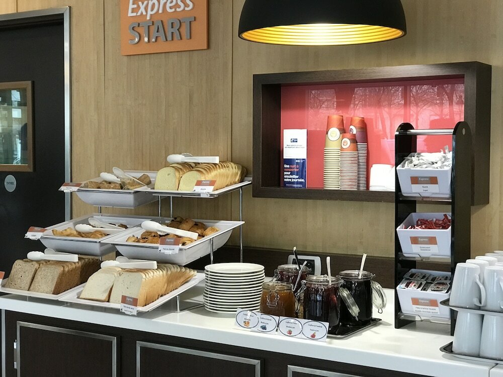 Фото Holiday Inn Express Paris - Canal de la Villette