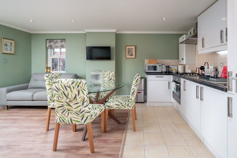 Фото Modern 1 Bedroom Barons Court Flat Lift and Balcony