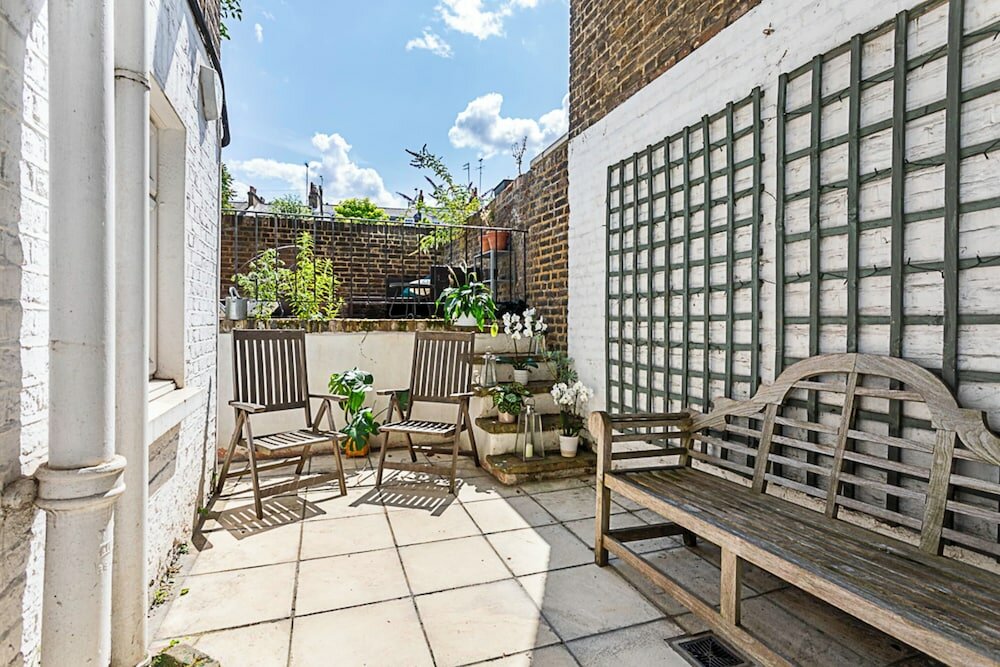 Фото Kensington Retreat With Private Patio