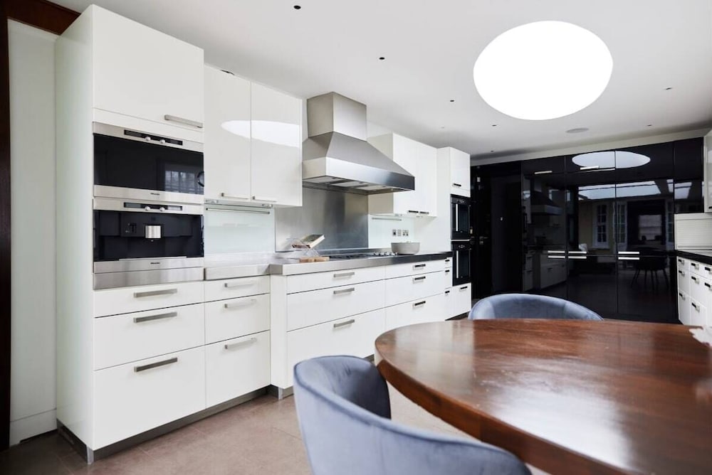 Фото The Chelsea Escape - Spacious 5bdr Flat With Garden