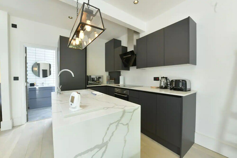 Фото Contemporary 2 Bedroom Apartment on Columbia Road