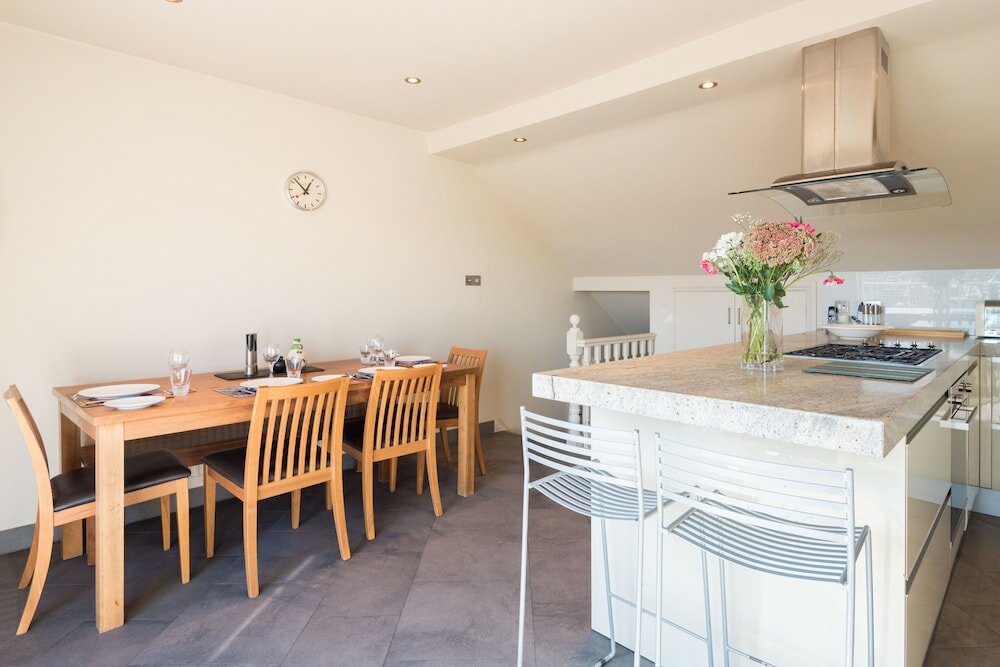 Фото Charming Home in Leafy Parsons Green