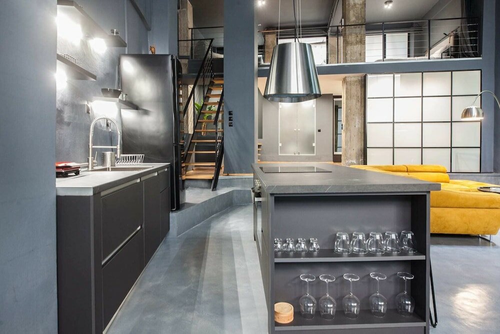Фото Modern Industrial Apt In Neos Kosmos
