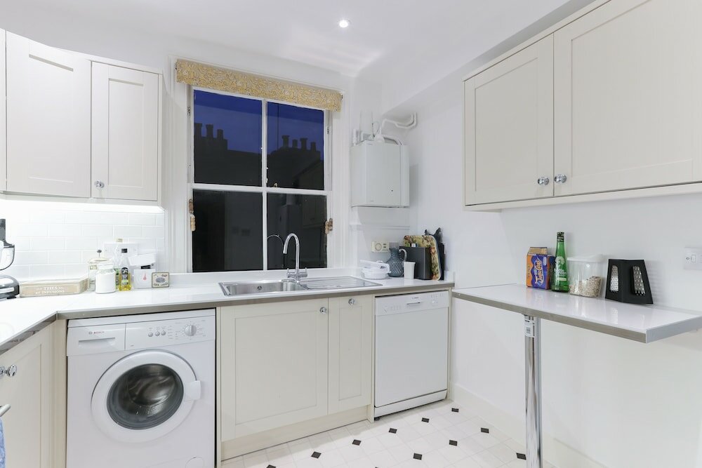 Фото Altido Attractive Chelsea Apartment Sleeps 4