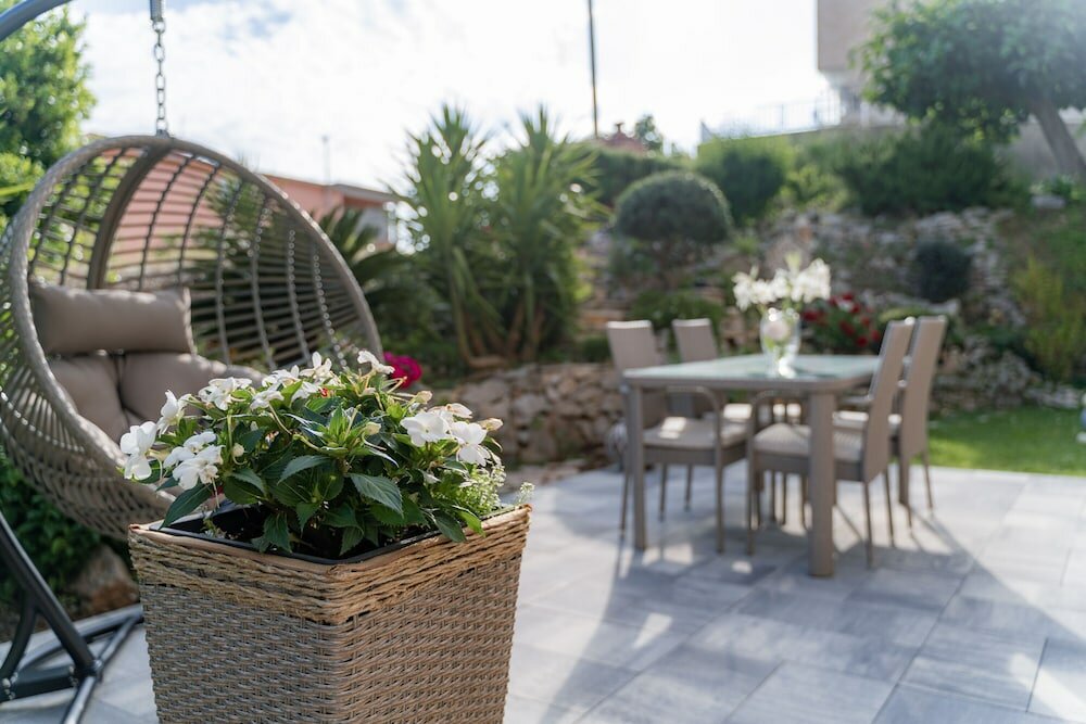 Фото Studio Apartment with garden