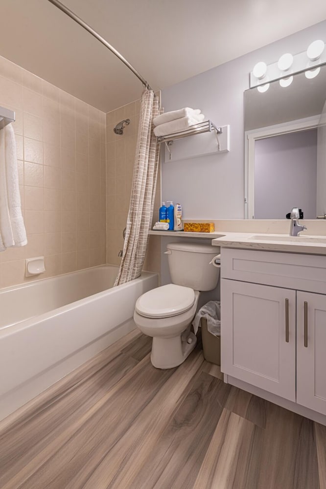 Фото 4 Bedrooms Suite - Group of Families