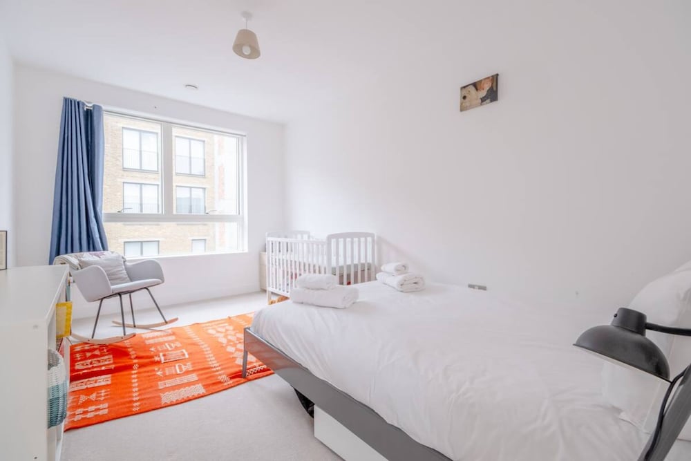 Фото Bright 2 Bedroom Maisonette Near Stratford