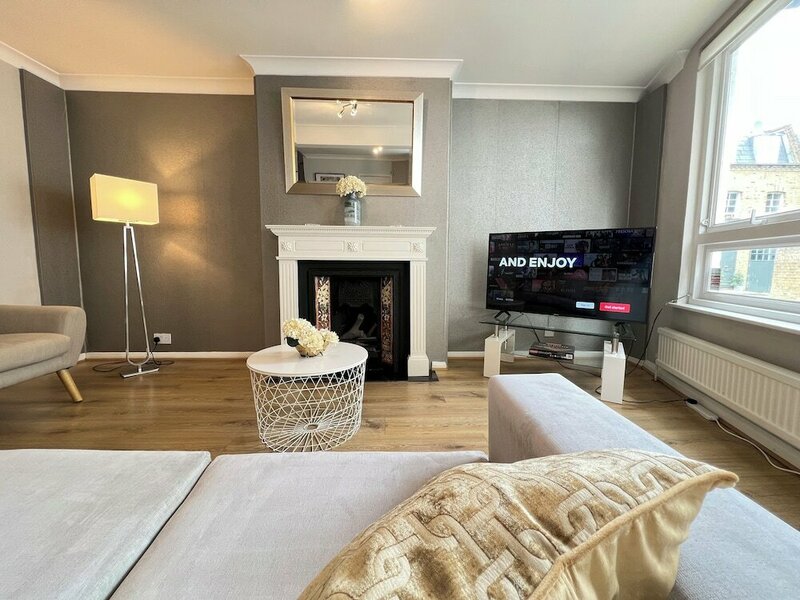 Гостиница Kensington Corner Full House - Private Entrance - a walk away from Harrods - Centrally Located в Лондоне
