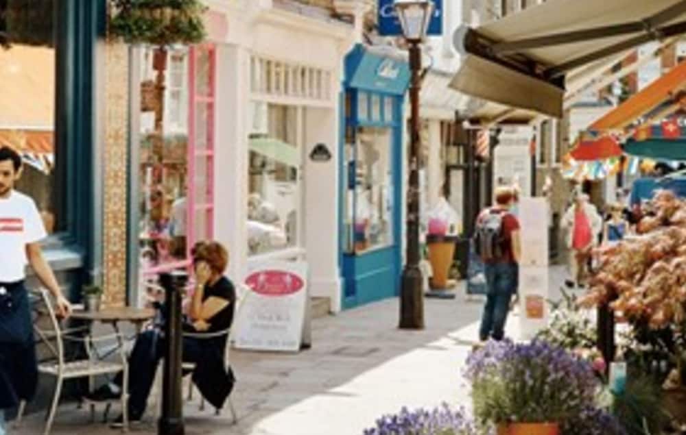 Фото Homely 2 Bedroom Victorian Apartment in Hampstead