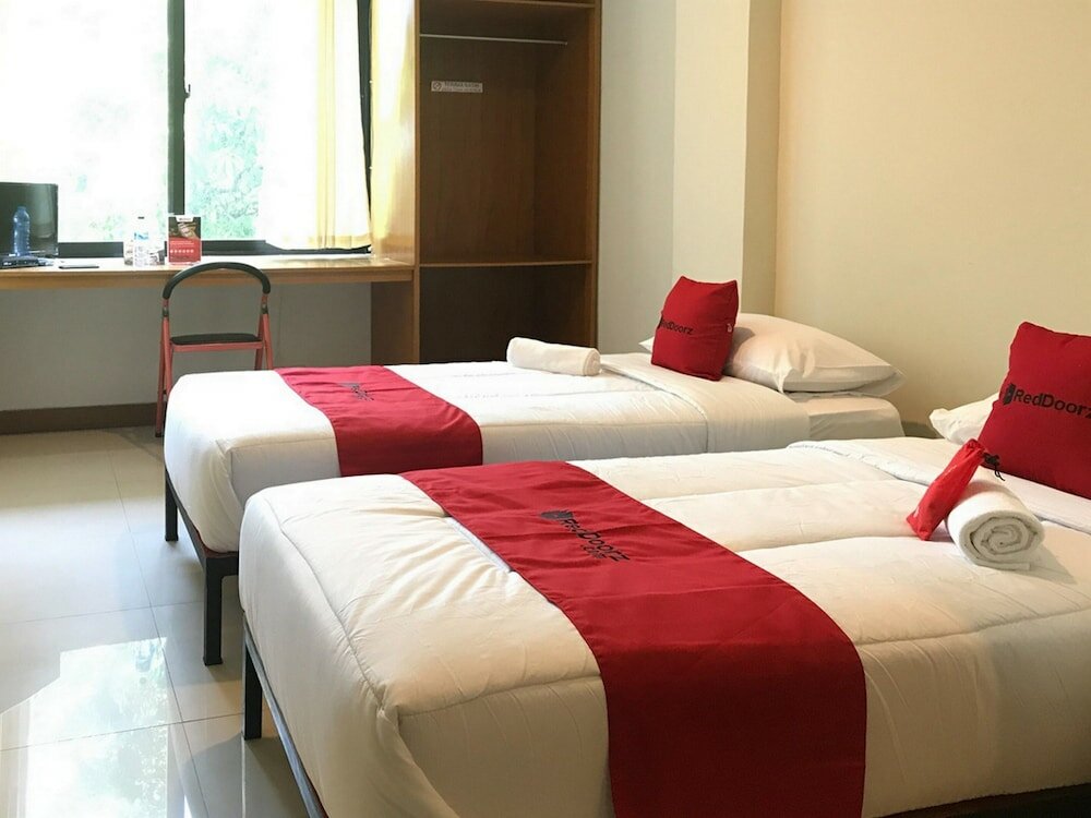 Фото RedDoorz Plus @ Bitung City Center