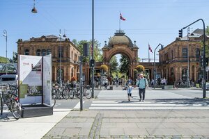 Гостиница By the Lakes apartments - Into This Place