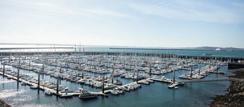 Гостиница Hôtel Barracuda & SPA, Centre Port, pieds dans l'eau, vue mer в Бресте