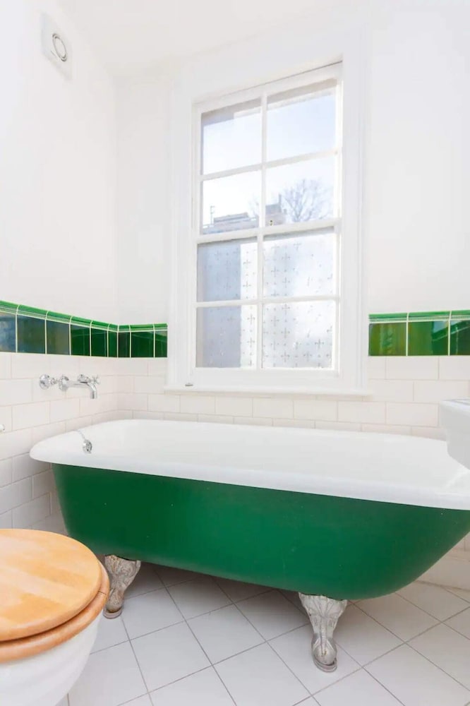 Фото Unique and Sun Filled 2 Bedroom Flat With Balcony -hackney