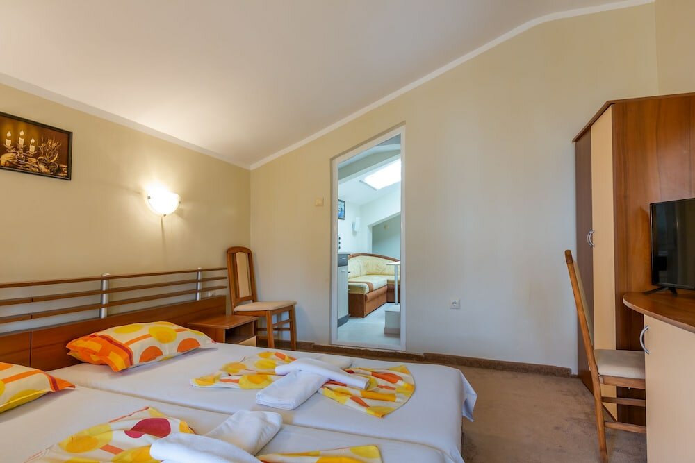 Фото 1 Bedroom Apartment in Dafinka Guest House