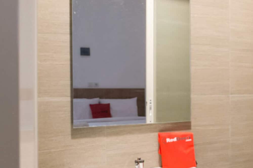 Фото RedDoorz Syariah near Lapangan Pancasila Simpang Lima