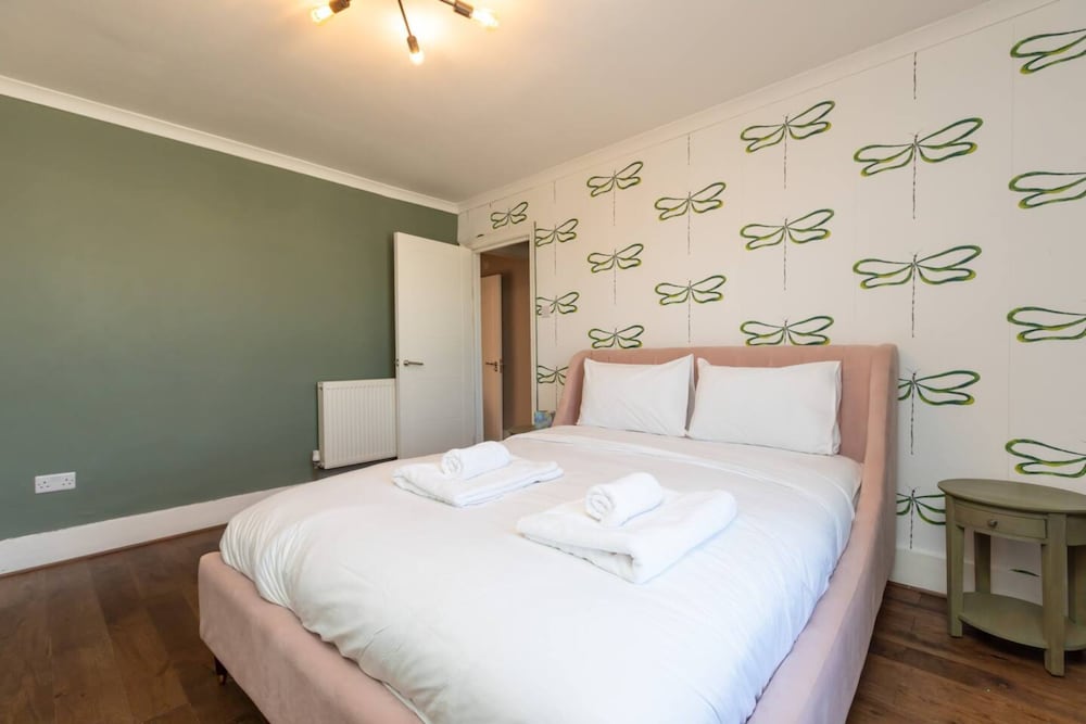 Фото Spacious & Pristine 2bd Flat - Balham