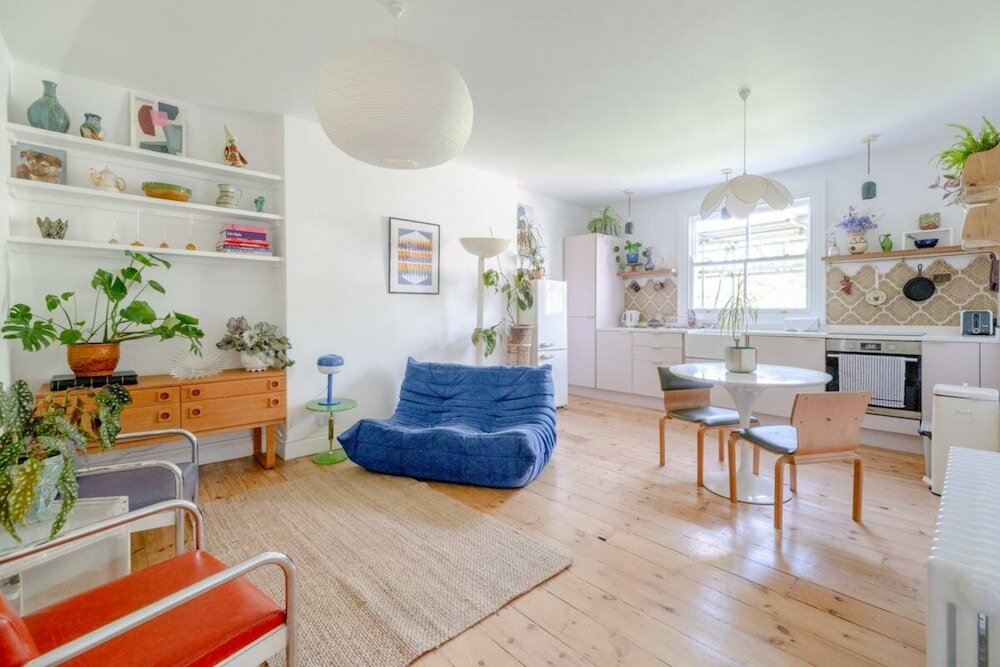 Фото Unique Vintage-style 3bd Flat - Dalston