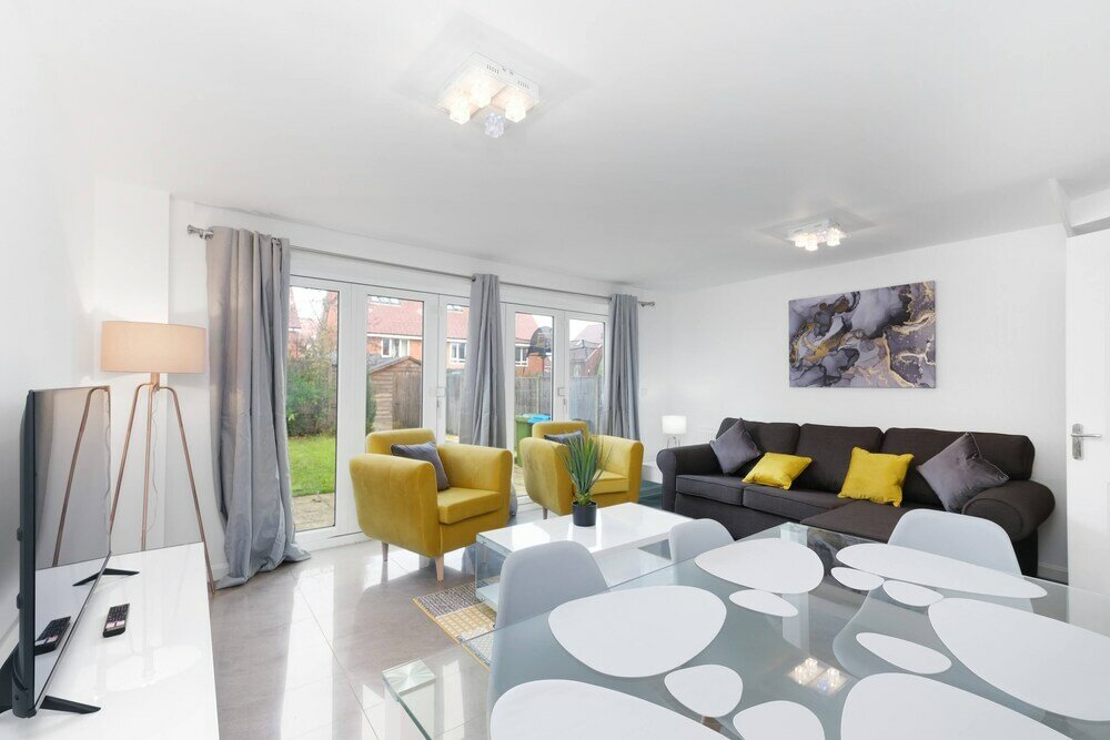 Фото Lindsey Serviced 4 Bedroom 2 Bath house