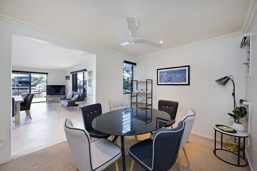 Фото Gold Coast Stunning Waterfront Retreat by Hostrelax