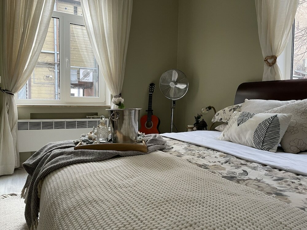 Фото Изысканные апартаменты с 1 спальней и садом в центре города