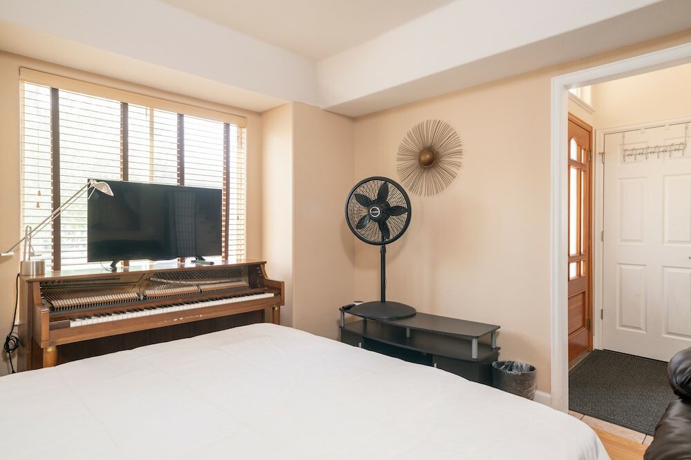 Фото 3204 Curtis Street