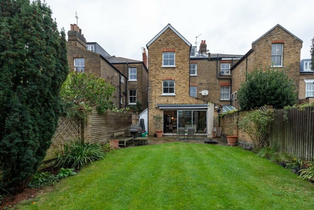 Фото Incredible 5 Bedroom House W/private Garden -wandsworth!