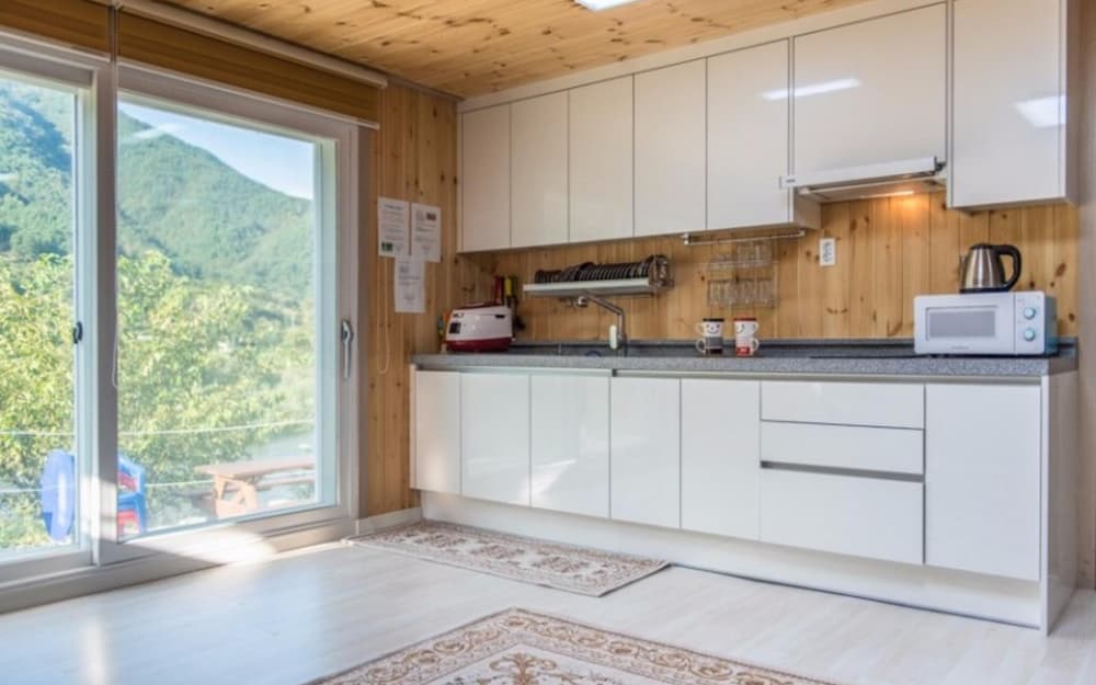 Фото Geochang Windmill Village Pension