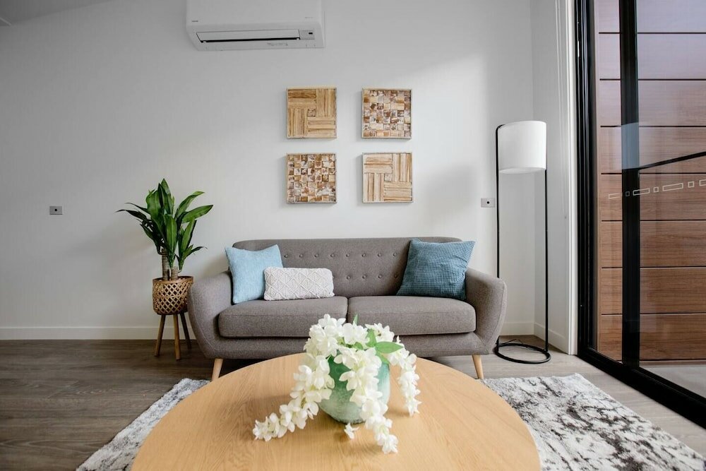 Фото Elegant Stylish Living@mooneeponds Wifi/parking