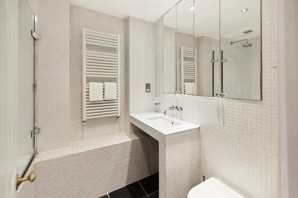 Фото The South Kensington Wonder - Trendy 3bdr House With Garden