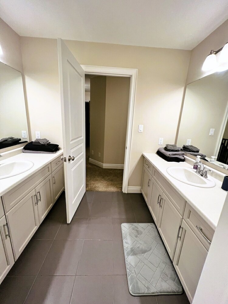 Фото Spacious Private Comfortable Home