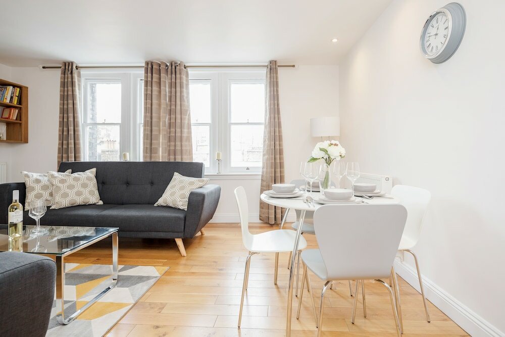 Фото Great Mayfair Apartment - Sleeps 6