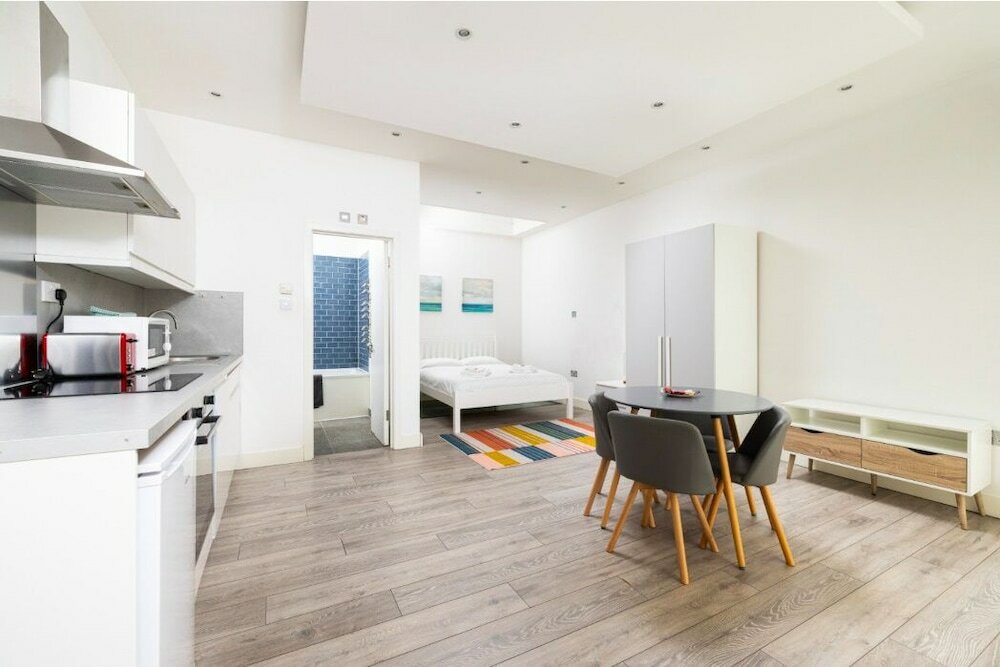 Фото Charming Euston Apartments