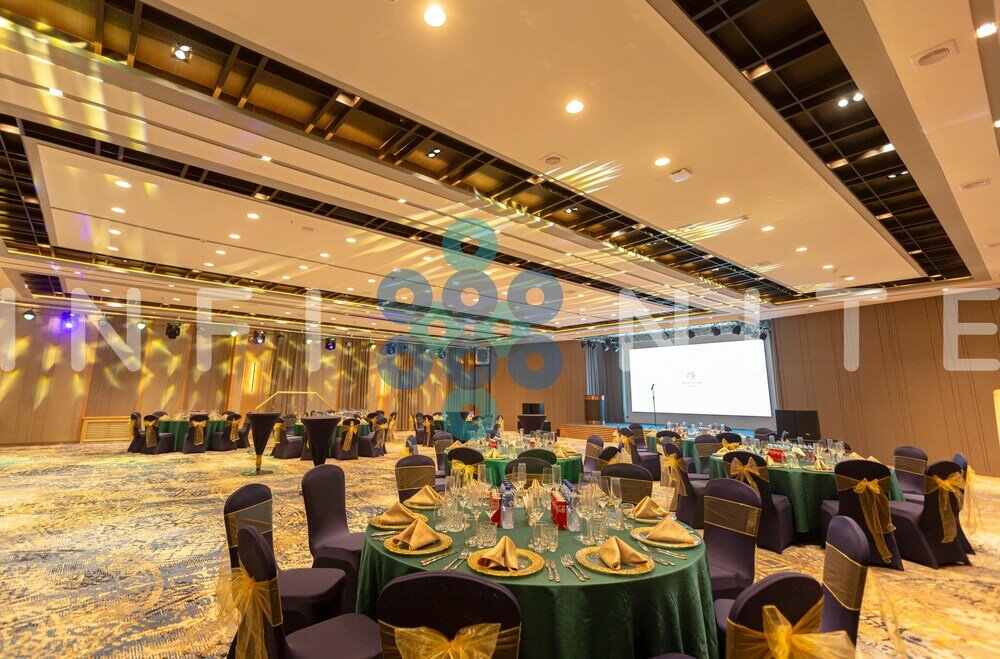 Фото Millennium Plaza Hotel