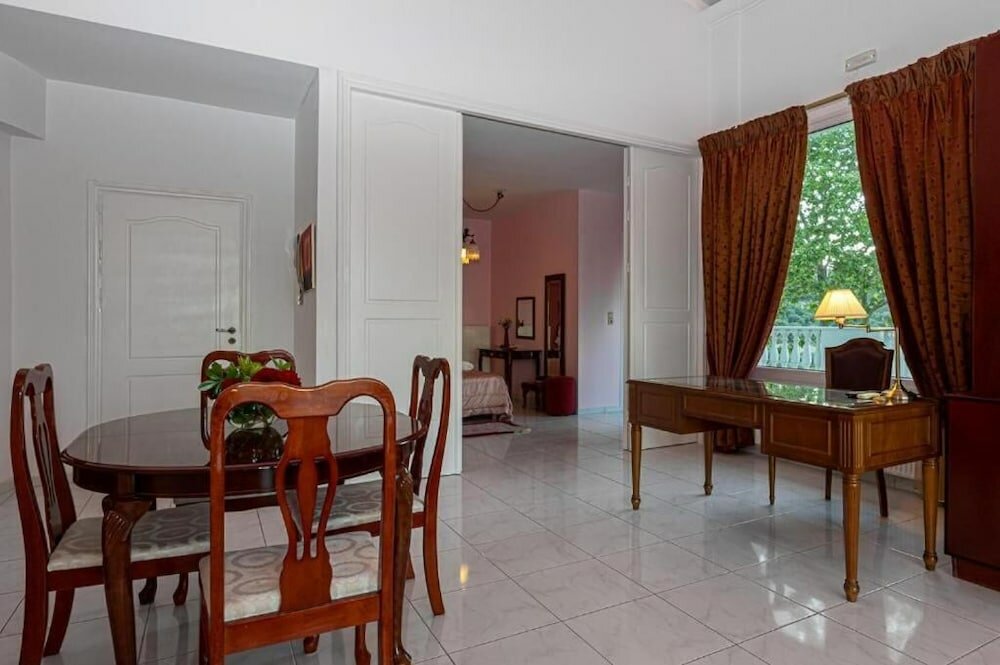 Фото Rafkos Hill Mansion