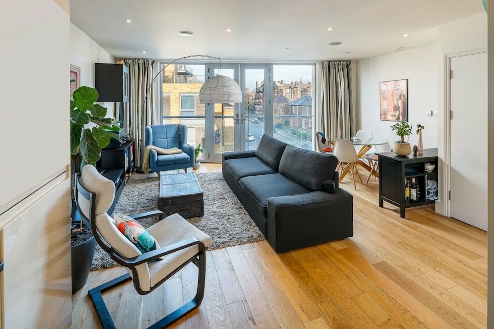 Фото Bright & Spacious Battersea Flat