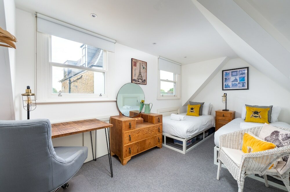 Фото Delightful Family Home With Garden in Balham by Underthedoormat