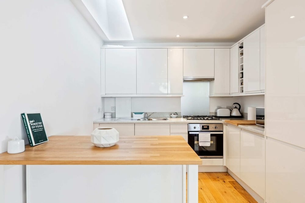 Фото Cosy 2 Bedroom House Near Greenwich