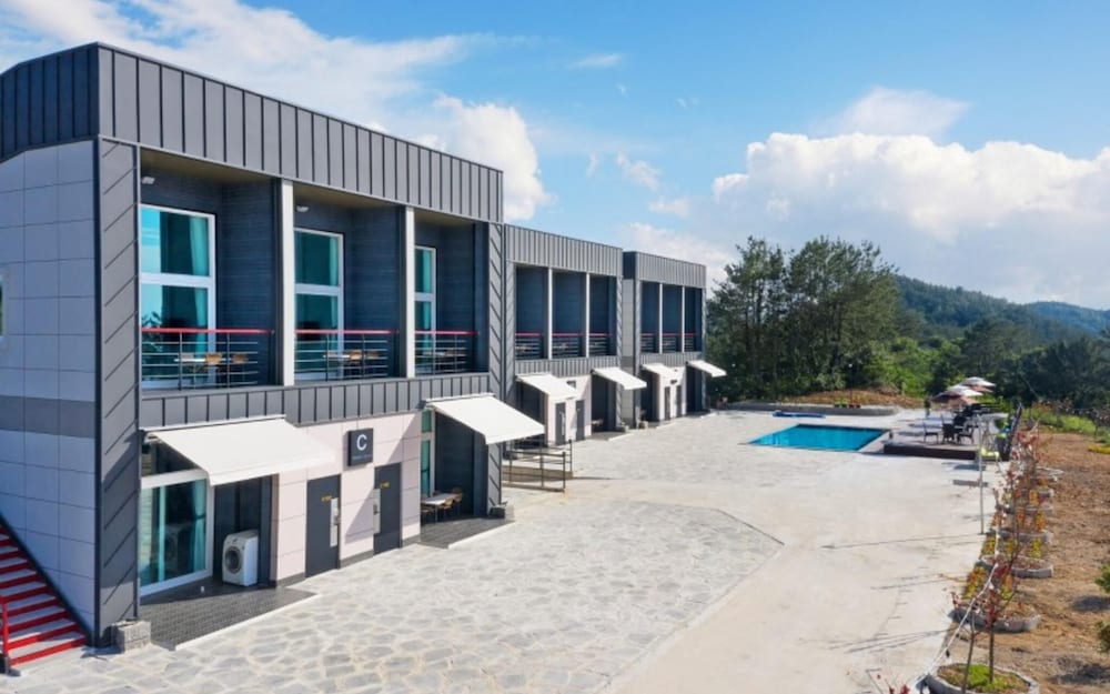 Фото Yeosu Beach Castle Pension