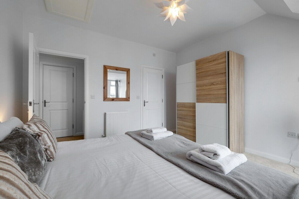 Фото Ferndale Serviced 4 Bedroom 2 Bath House