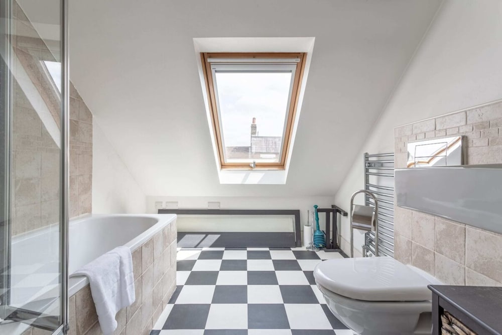 Фото Large Modern Maisonette in Southfields