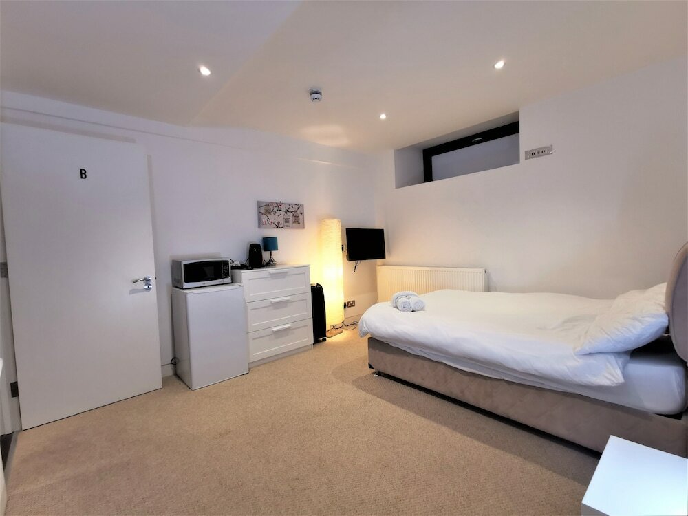 Фото Spacious Double Room with en-suite - 2b