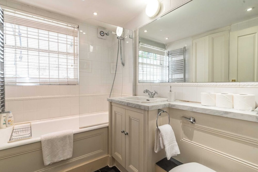 Фото Elegant 3 Bedroom Home Located in South Kensington