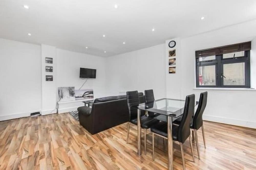 Фото Newly Refurbished 1 Bedroom Whitechapel