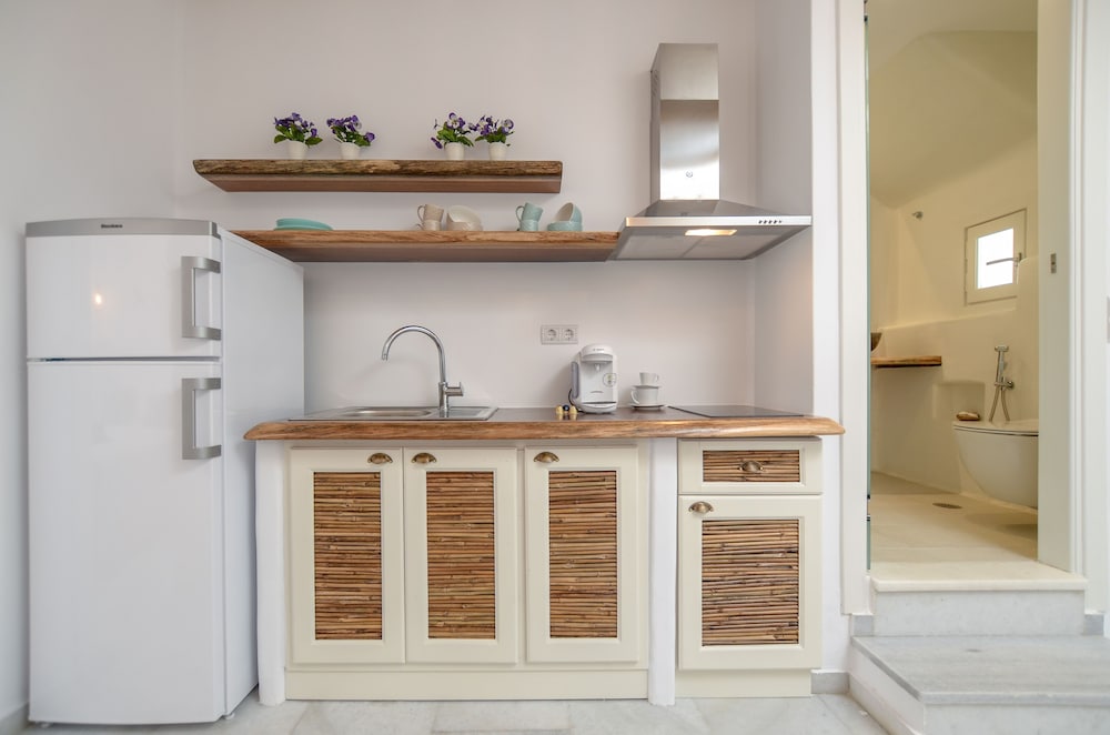 Фото Birikos Studios & Apartments