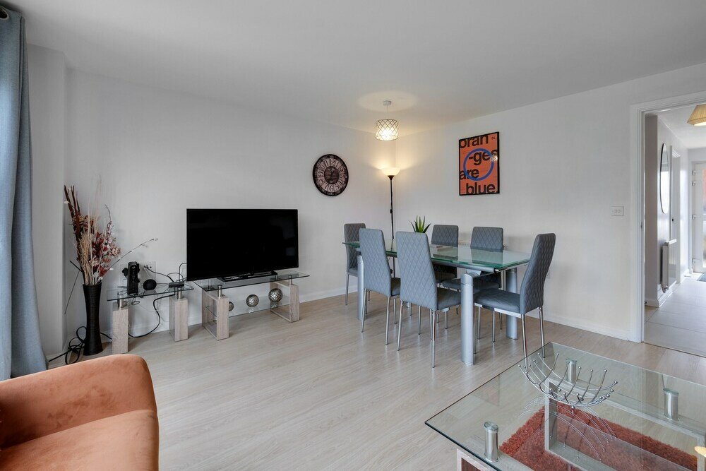 Фото Ferndale Serviced 4 Bedroom 2 Bath House