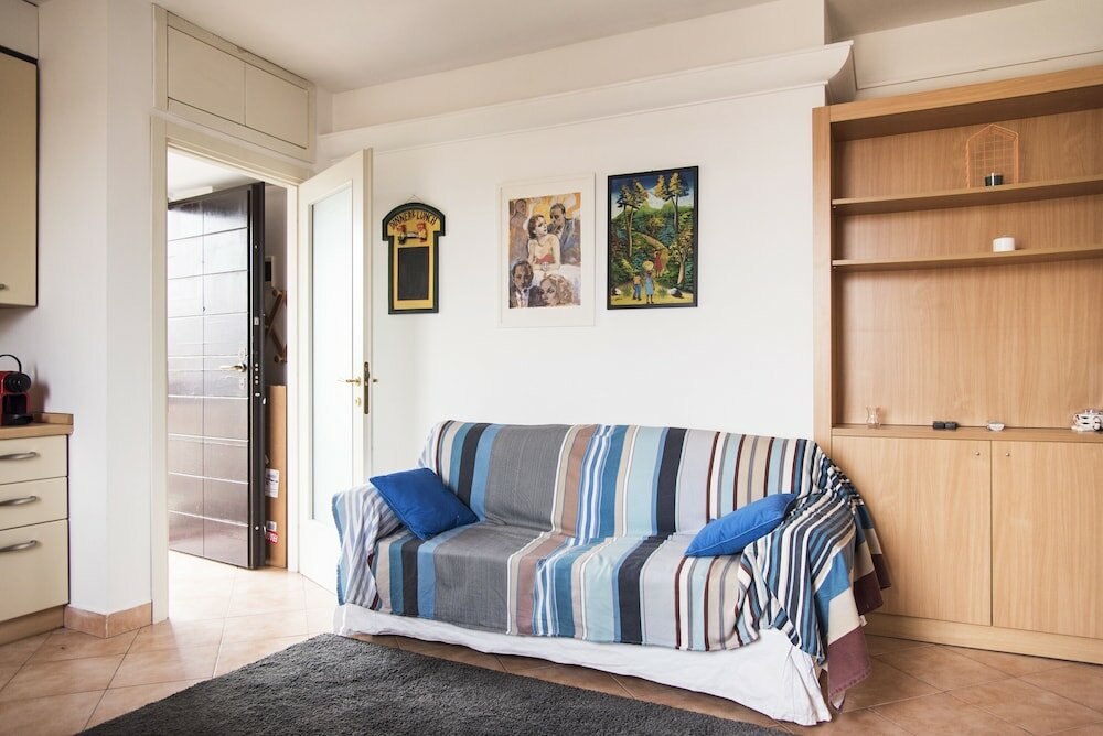 Фото Typical Apartment on River Naviglio Darsena